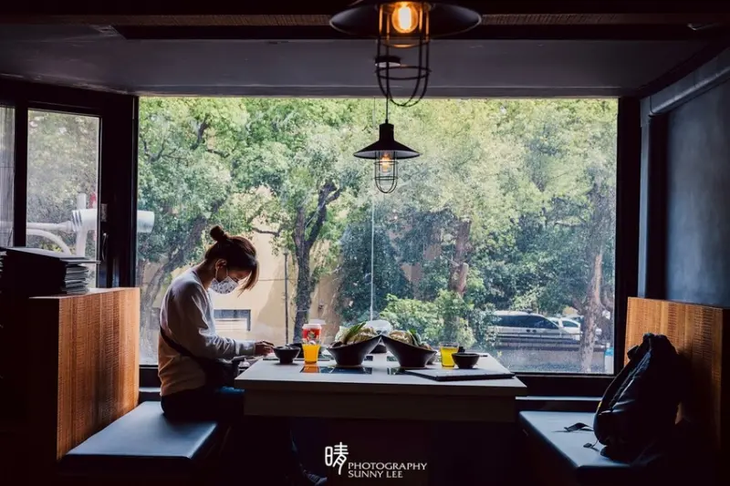 【中和火鍋 | 海牧水產鍋物】看著公園風景優雅的吃個火鍋吧!! 湯底食材俱佳的海牧水產鍋物