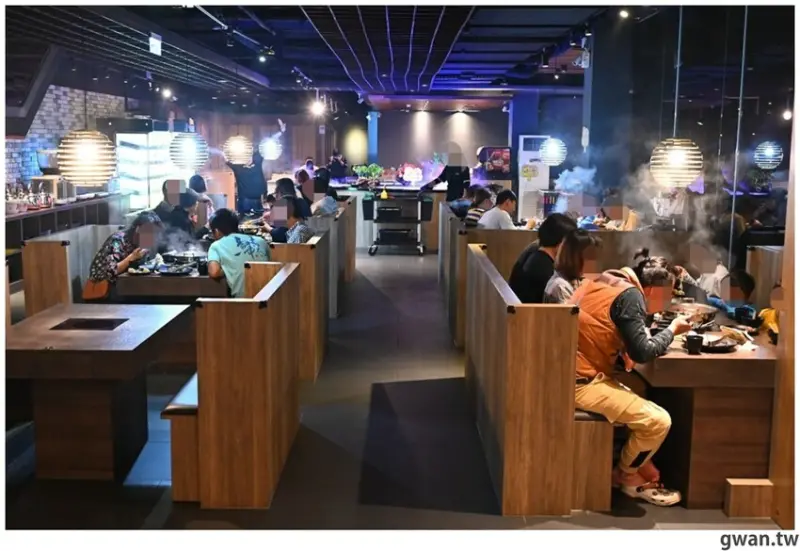 台中新開羊肉爐吃到飽！全台獨創限量手撕羊、羊大骨任你吃，還有免費自助吧～