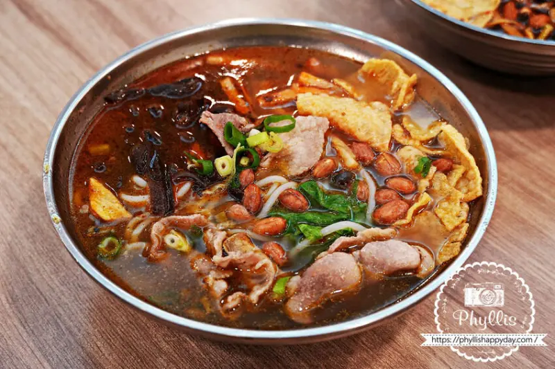 中原大學美食推薦『螺哩囉嗦柳州螺螄粉(中原店)』：料多味美｜酸爽臭夠味｜必吃推薦讓人願意再回訪 - 相片中的菲莉絲