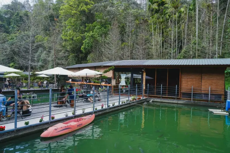 南投縣魚池鄉【南投魚池｜美食】金井珈琲Kanei coffee。無預約採現場候位，日式昭和風格喫茶店，山林環繞，一旁還是活魚