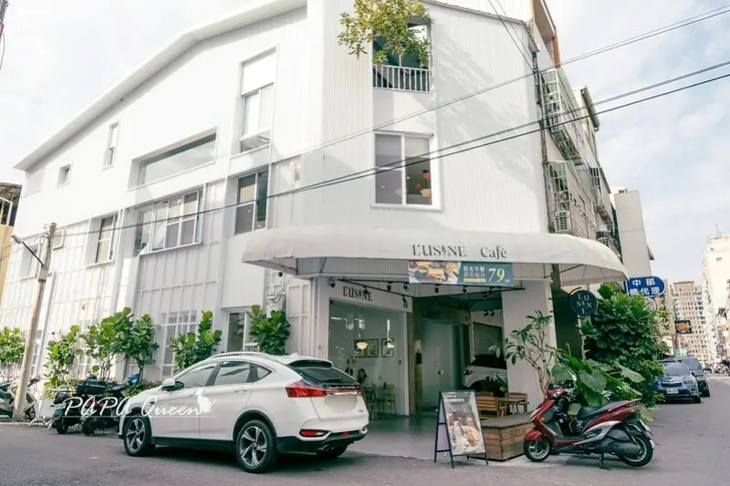 台中市西區台中早午餐｜L’USiNE Café 蕗莘咖啡純白建築有點浪漫，早餐時刻7:30開始營業