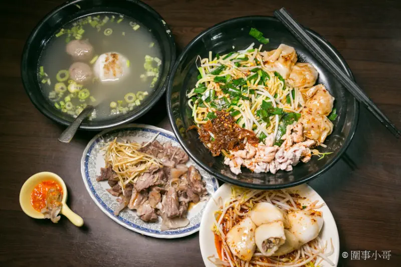 桃園大園美食-來喔來喔～客人＂裡麵坐＂喔～這家客家食堂的麵好吃又大碗！沒吃過的快來裡面坐啦。