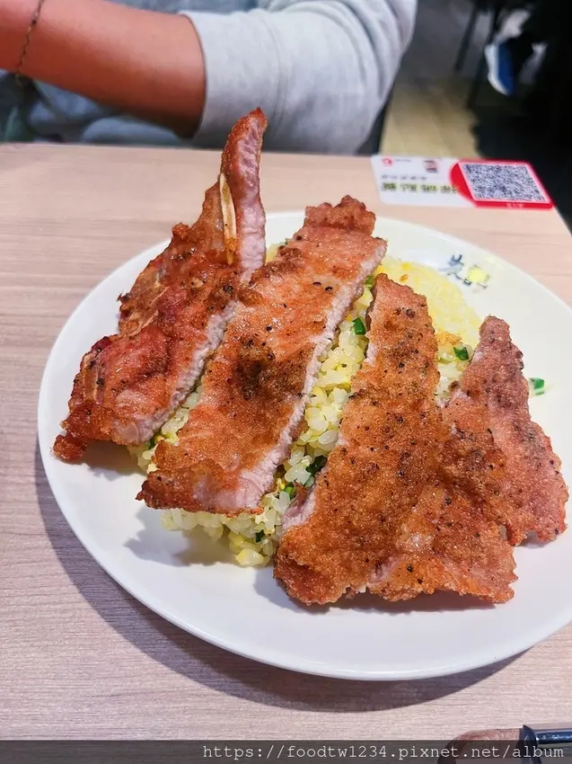 台北市信義區[台北小吃]信義區市府站「朱記餡餅粥店」粒粒分明香氣四溢不輸名店的排骨炒飯/皮薄餡多會噴汁的餡餅跟蒸餃/