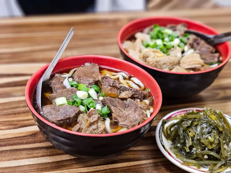 新北市五股區吳凱玄牛肉麵｜不要點大碗吃不完！內用飲料喝到飽，牛肉鋪滿滿百元牛肉麵