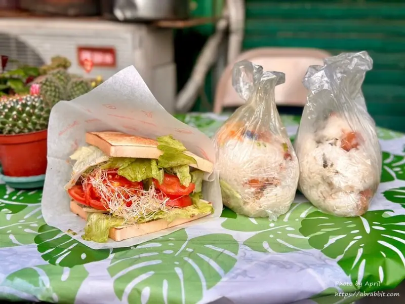 台中市東區飯糰的家-怕你吃太撐！飯糰和吐司都是超大SIZE，熟客超多~