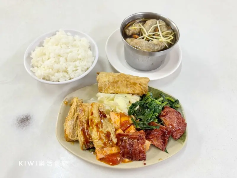 彰化縣彰化市彰化黃記素食，素食推薦多樣化菜色任挑可做成便當$60元就有，素食燉露超好喝，平價美食推薦