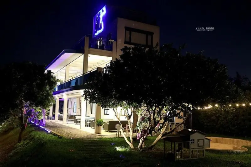 台中市大肚區秒飛希臘！隱居山林地中海風情藍白建築 一星級餐廳岩燒料理 不預約吃不到｜嵐會館(台中親子餐廳推薦、寵物