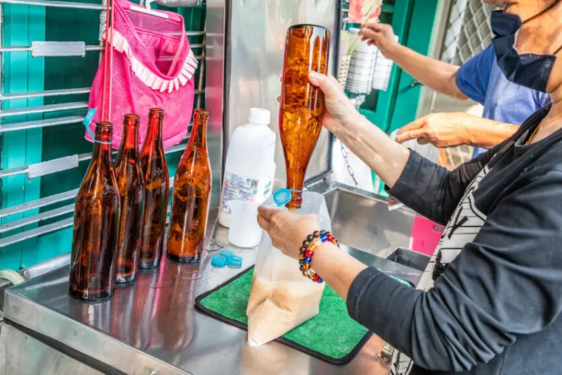 嘉義市西區嘉義新庄紅茶｜一大早就開喝？！在地70年歷史老字號酒矸紅茶啦