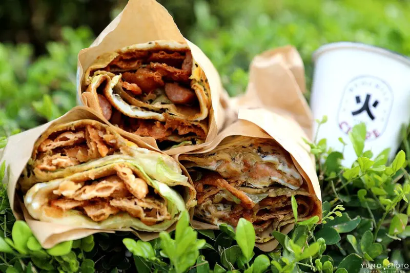 台中市西屯區巨無霸「天津煎餅果子」脆酥香超唰嘴 激推銷魂熔岩起司牛燒肉、川味手撕雞