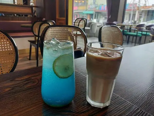 彰化鹿港Bar Cafe咖啡吧~網美風~閨蜜~約會~家人聚會早午餐的好地方~複合式經營模式與自家吸霸家庭五金門巿結合~
