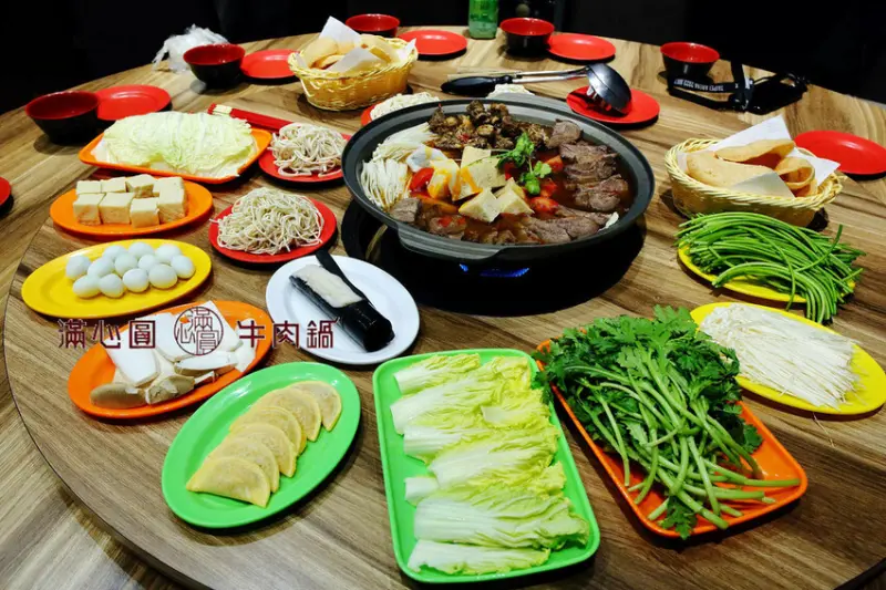 桃園牛肉火鍋推薦！滿心圓牛肉鍋，特殊牛肉口味湯頭香醇濃郁，以盤計價自助式食材，同時也是寵物友善火鍋店！