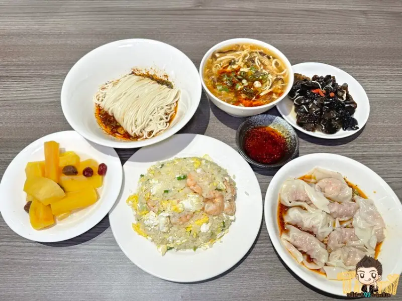 新竹市東區新竹新開幕鼎X豐新竹平替版！ 必點三大招牌蛋炒飯、紅油抄手、酸辣湯！--跟著踢小米吃喝玩樂趣