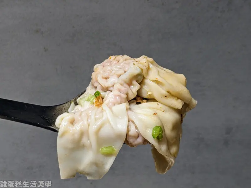 新竹市東區【新竹食記】游麵館(金山店) - 老饕麵又香又辣超過癮，餛飩超大顆還能吃到兩隻蝦