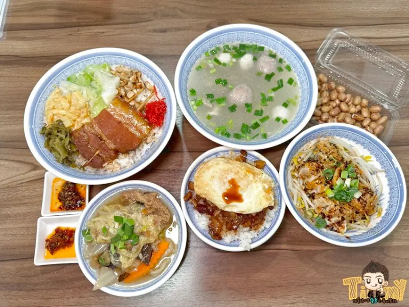 新竹市東區網友號稱新竹新生代很頂的滷肉飯？金黃超有膠質的滷肉超下飯！必點老闆我都要的綜合湯！--跟著踢小米吃喝玩樂趣