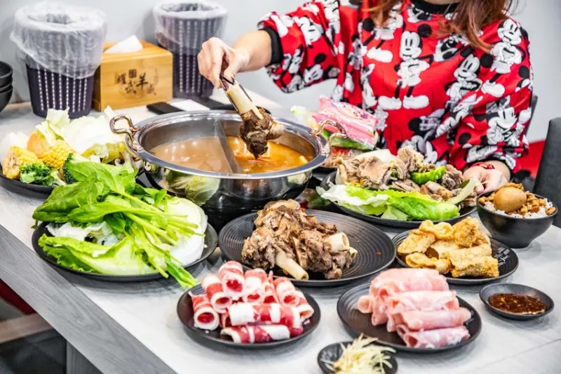 新北市三峽區耀武羊威三峽北大店｜新開幕！獨創新疆手撕羊羊肉爐，近百種食材通通無限吃到飽