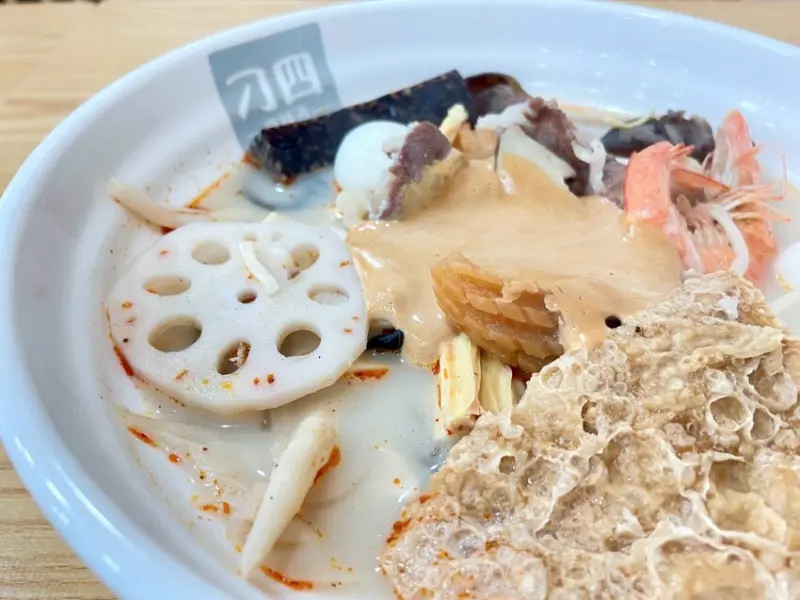 台北市士林區士林夜市 新開幕 刁四麻辣燙 麻辣控必吃推薦 自助選擇自己喜歡的食材及湯頭 肉菜同價100公克50元