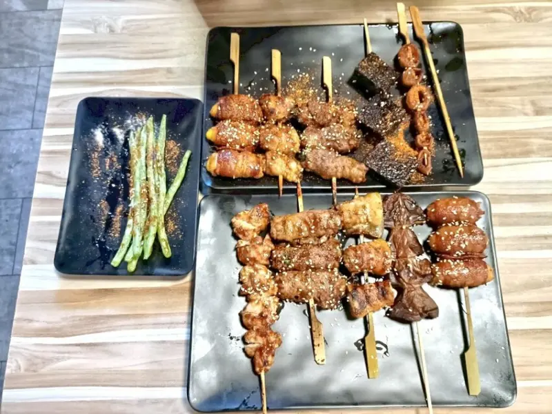 新北市板橋區板橋美食|串一番串烤，平價串烤專人烤好送上桌!宵夜聚餐的好所在!