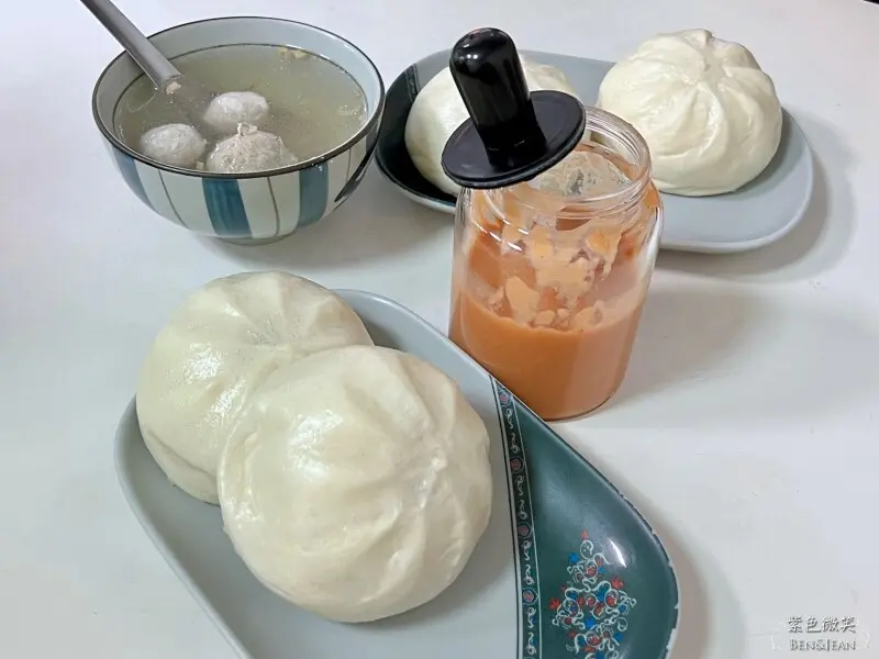 宜蘭縣蘇澳鎮蘇澳無名包子店》無牌肉包，五十年老店白泡泡幼綿綿的包子+獨門甜辣醬，再搭配魚丸湯超讚
