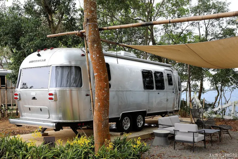 苗栗縣卓蘭鎮來去AIRSTREAM頂級豪華露營車住一晚 享受片刻寧靜 絕美山麓環繞 一泊三食 夢幻玻璃屋爽吃BBQ海陸大餐｜小巷