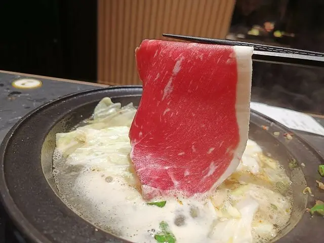 台北市大同區拌伴石頭火鍋 | 台北寧夏夜市美食．爆香鍋底香氣十足．湯頭甘甜順囗．一口接一口吃不停的鍋物美味