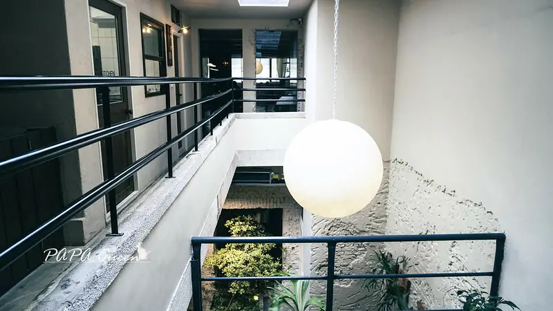 台中市中區台中｜中區｜Phase Coffee Roasters 老宅咖啡高掛月亮。