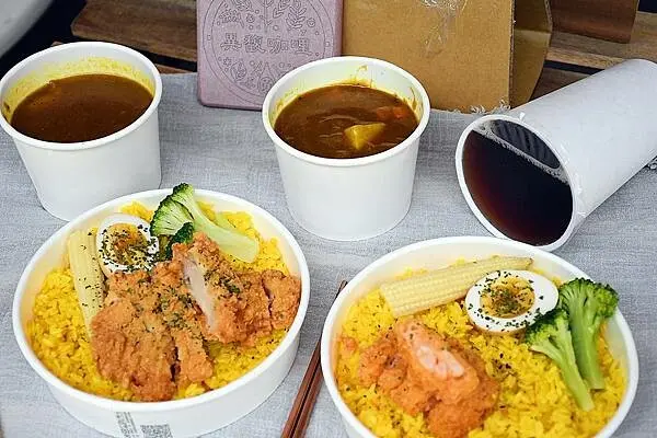 高雄市苓雅區高雄咖哩飯推薦【異馥咖哩】想吃咖哩又想要有特色？這裡咖哩風味層次豐富、還使用薑黃飯更升級～外帶專賣店