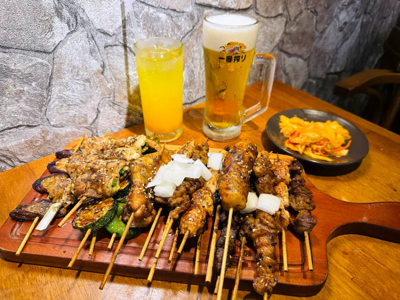 【士林串燒】士林夜市最新必吃美食！「串燒」烤功一流，還有媲美居酒屋的招牌「私房菜」！捷運劍潭站高CP值平價串燒，台北士林美食推薦～