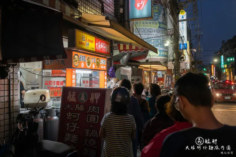 台中市太平區義艋舺大腸蚵仔麵線 | 台中太平這間銅板美食，排隊人潮有夠誇張～料多實在大推！