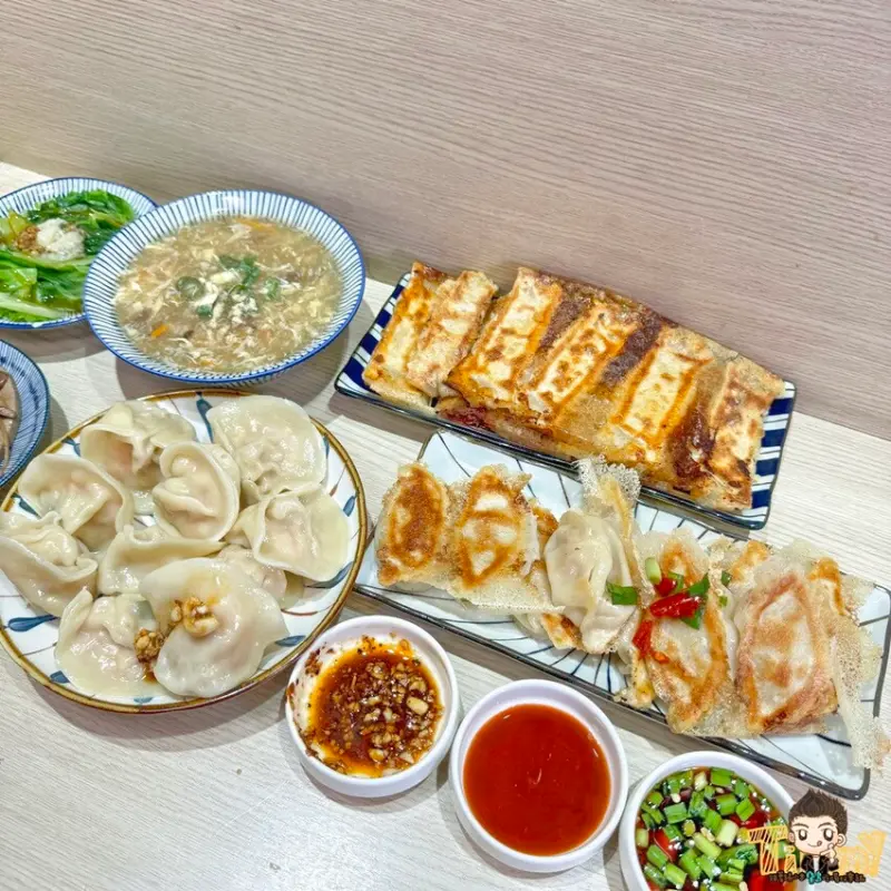 新竹市東區新開幕爆汁脆皮鍋貼x煎餃汁感十足！比50元硬幣大兩倍的鮮蝦水餃吃的很過癮！--跟著踢小米吃喝玩樂趣