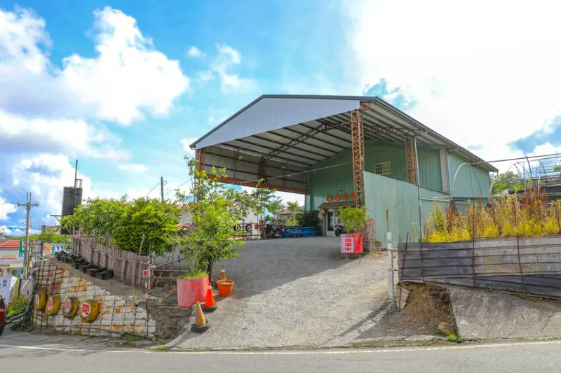 南投縣仁愛鄉招牌寫著低調鐵皮屋海拔2000公尺，海拔最高處賣牛肉麵，路過大排隊太好奇