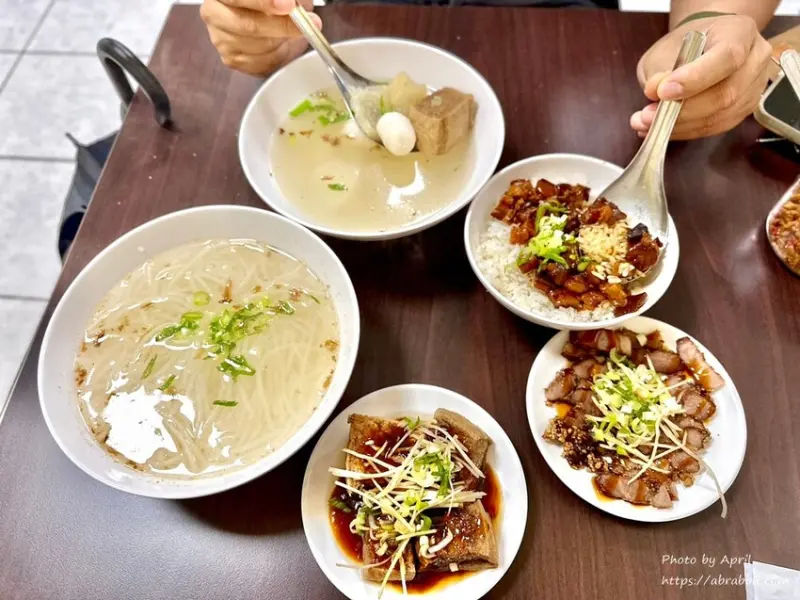 台中市北區近寶覺寺、新民高中的第八市場米粉湯-我覺得滷肉飯更讚