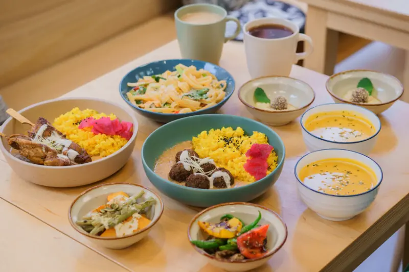 桌上有辣椒｜台中中東料理，西屯美食，推薦炸中東蔬菜球，甜點米布丁 - 莎笠，小日子