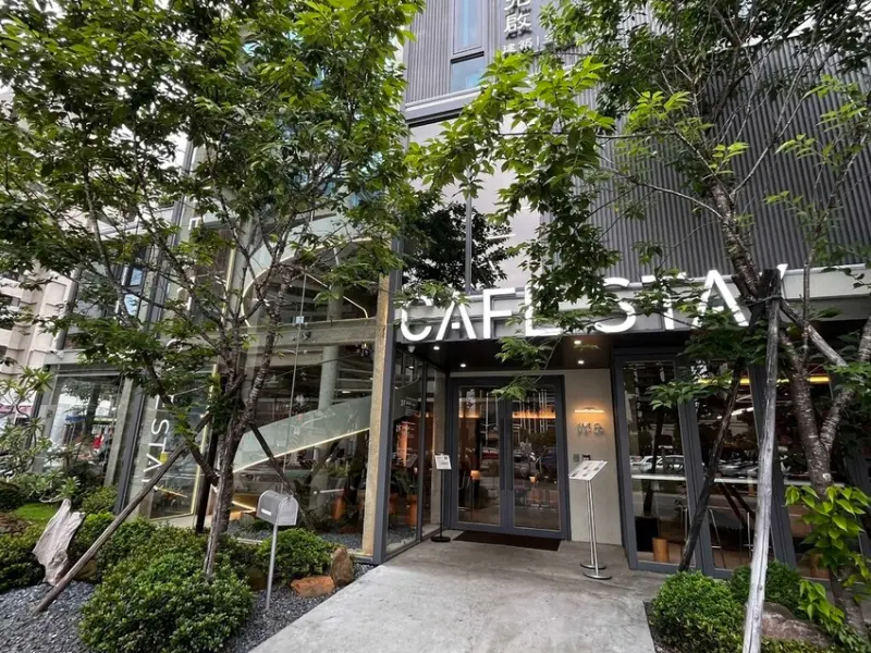 桃園市桃園區【桃園咖啡廳】在浪漫玻璃屋裡吃盤早午餐【Cafe Stay】氣氛佳餐點美味生意好