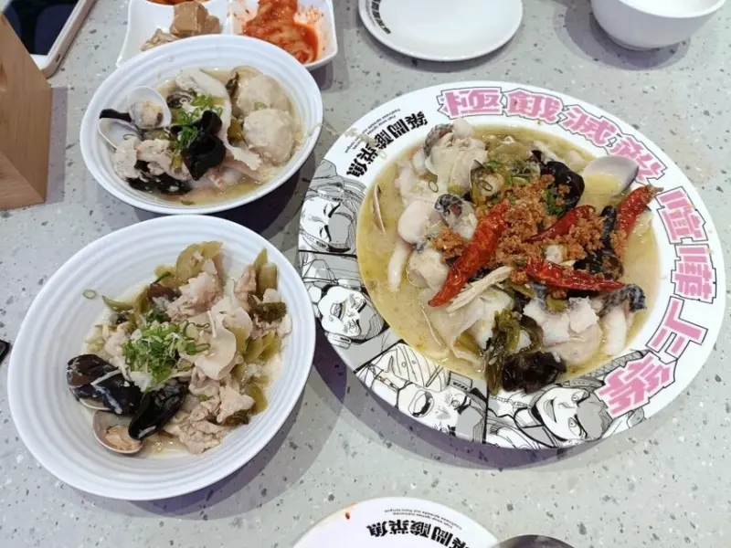 新北市樹林區樹林秀泰美食|築間酸菜魚-樹林秀泰店。酸麻辣香的酸菜魚一定要配上一杯陳皮洛神茶解辣解膩!炸物必點鐵漢小