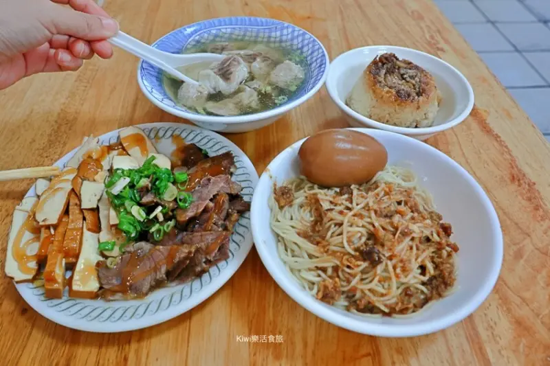 雲林縣北港鎮雲林北港田中麵攤桂｜北港小吃推薦田中麵攤桂鎮公所正對面，細麵淋肉燥小吃超美味！