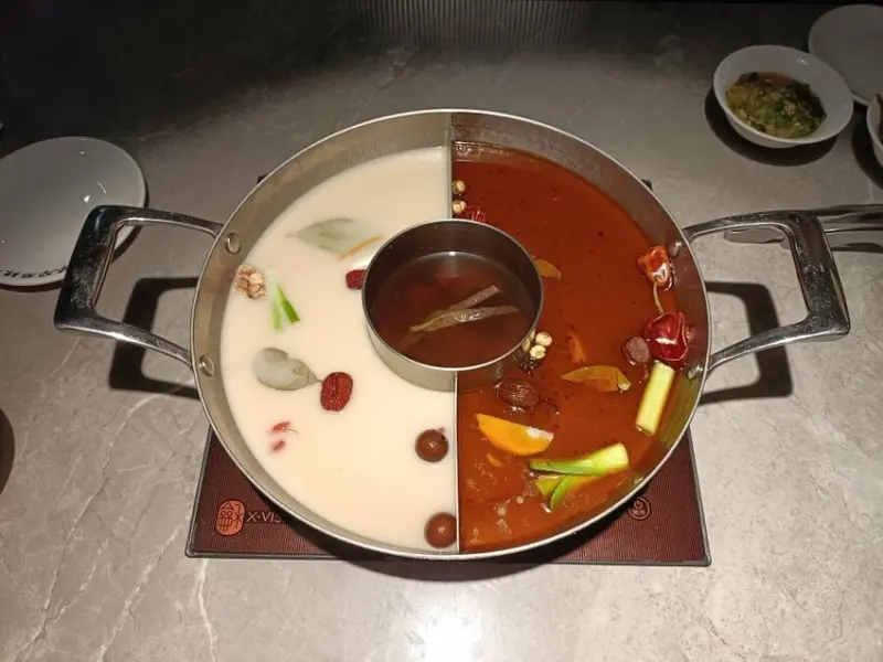 台北市萬華區台北西門町美食|築間麻辣火鍋。粵式老火湯/經典麻辣鍋另附蕈菇湯清淡好滋味!必點藤椒烏醴魚片~