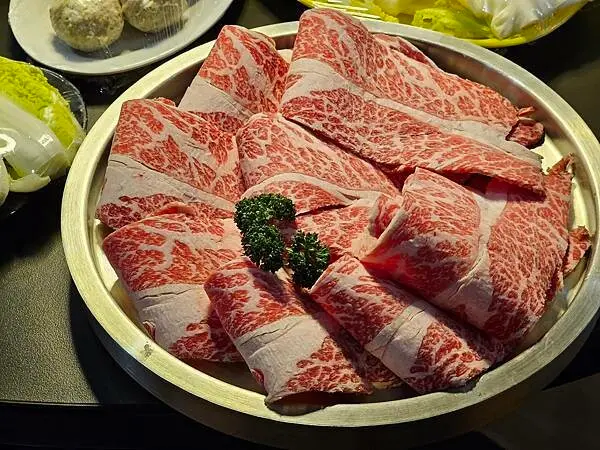 (胖樺食記)桃園中壢推薦美食「東東石頭火鍋」/不收服務費/完整菜單/青埔必吃餐廳/Prime牛小排炸冰淇淋