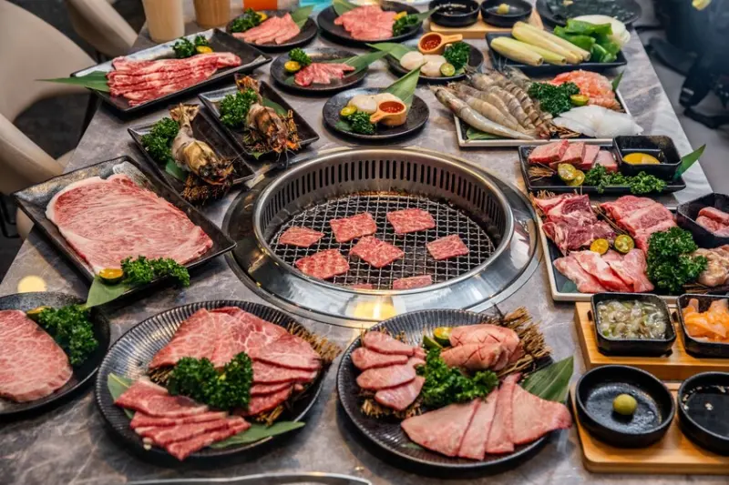 新竹縣竹北市吃肉肉燒肉専門店(竹北店)｜吃一次就淪陷！比去日本吃還划算，地表最強日本和牛吃到飽插旗新竹