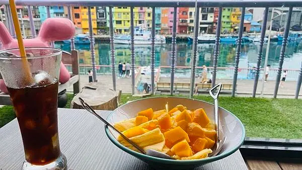 基隆海景咖啡廳【緩漫小島slow island】正濱漁港旁海景第一排/擁有台版威尼斯無敵海景/基隆CP值高網美餐廳/熱狗堡公車站/2024基隆最新打卡點