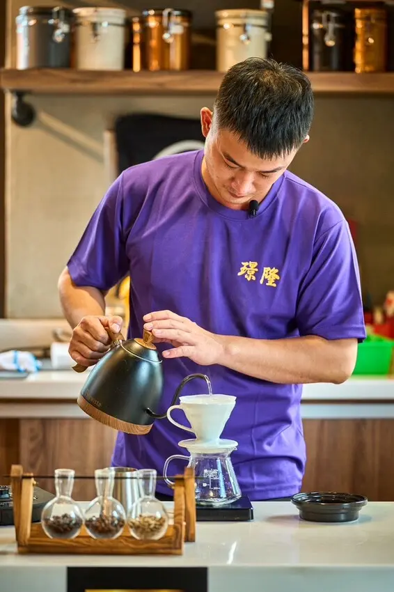 嘉義縣番路鄉璟隆咖啡莊園｜2022竹梅源台灣咖啡莊園冠軍 戶外座位阿里山景觀超美 茶油嫩薑雞腿鍋更是不能錯過