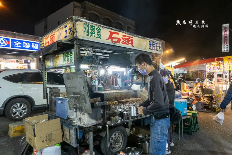台中市太平區東平夜市碳烤玉米 | 台中夜市美食必須有烤玉米！這間醬料均勻超夠味～