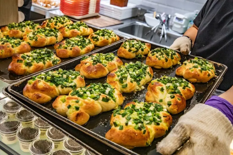 新北市中和區安太座烘焙坊 AN-TIGER｜一開門人群就衝進來掃麵包！北部最強爆紅蔥仔胖、水果菠蘿麵包