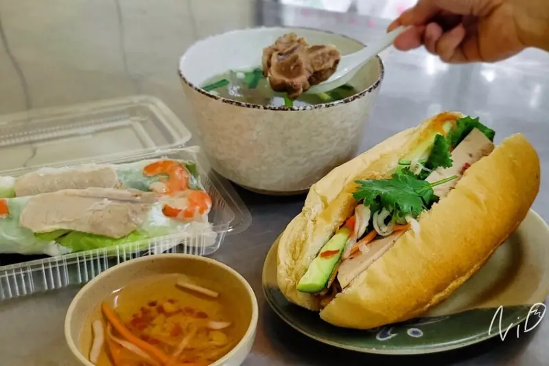 [嘉義東區]小愛越南美食 法國麵包。涼拌春捲/排骨湯/酥脆招牌豬肉越式法國麵包 #嘉義東市場