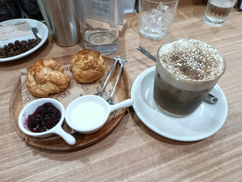 台北市大安區台北忠孝敦化美食|YOUMECA夢珈忠孝旗艦店。早午餐、手作司康、蜂蜜奶油鬆餅~甜食鹹食一次滿足!金草莓咖啡超