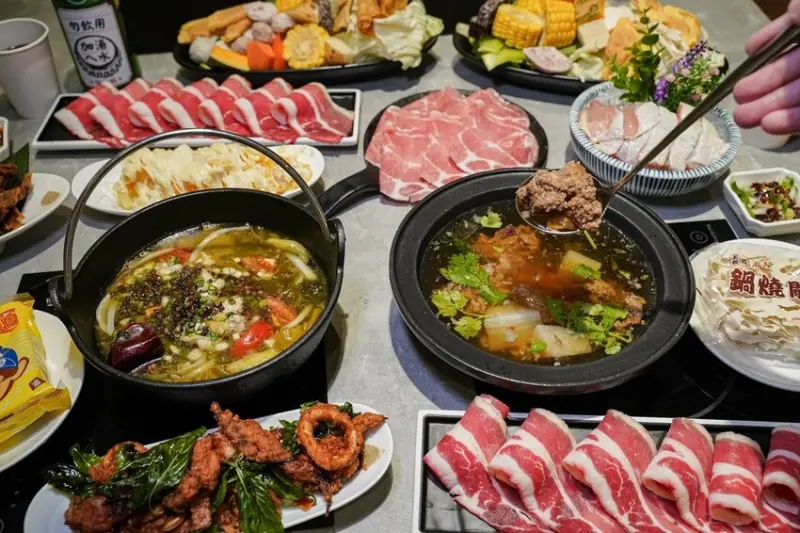 高雄美食｜新開幕爆炒台式火鍋獨特湯頭很夠味/各種熱炒滿滿台灣氛圍感/狂一鍋