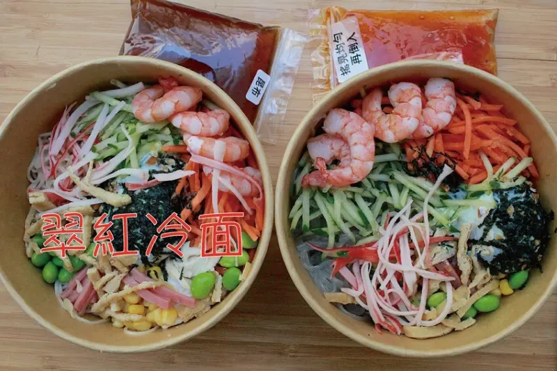 高雄市左營區吃。高雄美食｜左營區。「翠紅冷面（龍華市場第58攤）」龍華市場美食，僅供外帶人氣攤位，炎熱夏天來碗涼爽