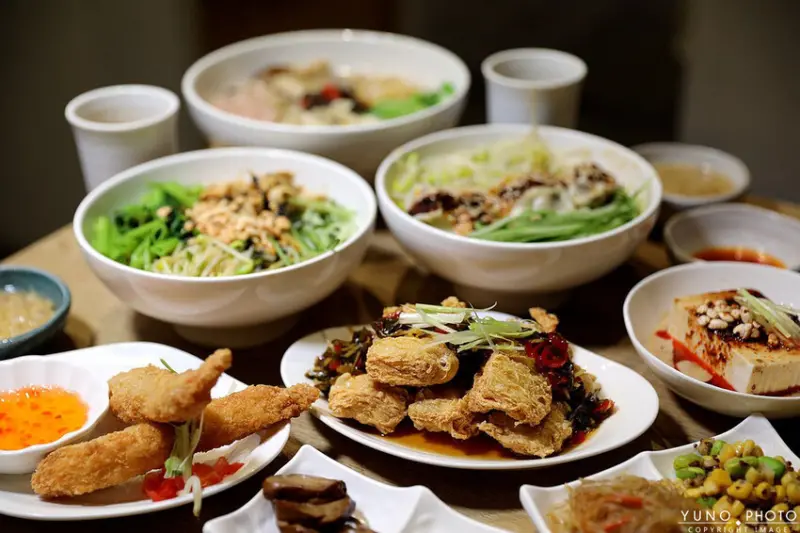 台中市北區台中最潮蔬食$139起內用享小菜、黑糖紅藜燕麥小米粥吃到飽│阿潘家幸福蔬食(一中街素食推薦)