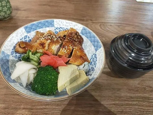 新北鶯歌323和食料理~陳漢師大廚在這為您服務~好吃的丼飯~現點現做~值得等待~