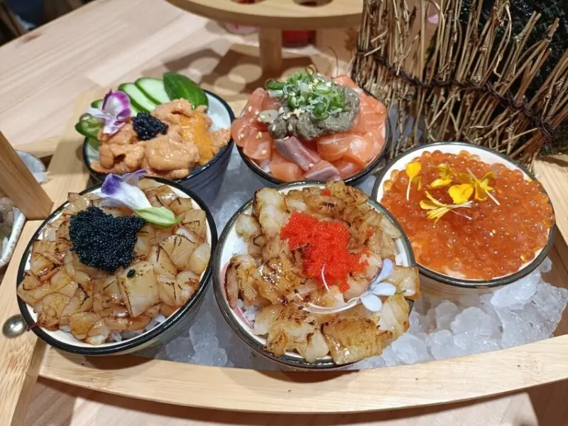 台中市西屯區台中美食|五型の丼飯。一艘大船載滿5碗海鮮丼飯~海膽、鮭魚卵、干貝、比目魚、鮭魚一次吃到5款海鮮好料!不