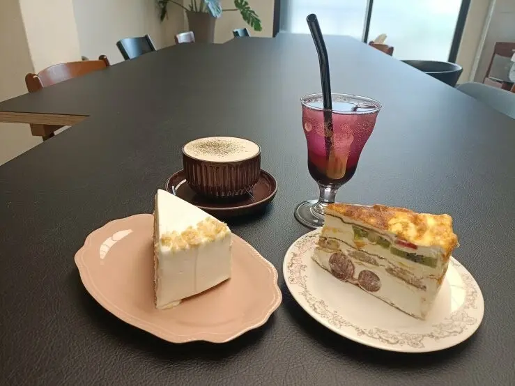 台中市西區台中咖啡廳|若草老宅咖啡廳。簡約優雅慢步調~飲品普通、甜品很優~首推水果千層，鮮奶油超細膩!